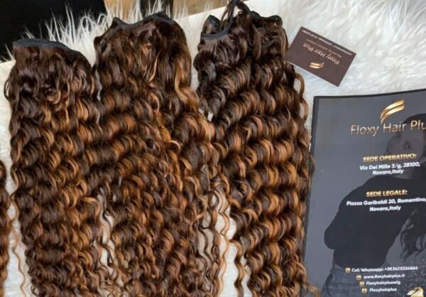 Vibrant Soft Bleached Curly Extensions with Custom Balayage - immagine 3